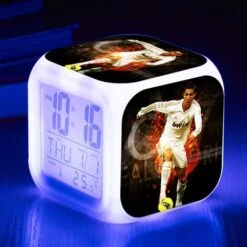 Coupe Du Monde De Football - Ronaldo Réveil Numérique(B), Lumières Colorées Réveil Horloge Carrée Disponible Chargement USB Approprié, Meilleur Cadeau Pour Garçons Et Filles
