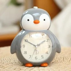 ELLE Réveil Pour Enfants, Veilleuse Pingouin Snooze Puissant Réveil à Piles, Musique Et Sonneries D'accords, Réveil Silencieux Sans Tic-tac Pour Filles Chambre Bureau, Gris